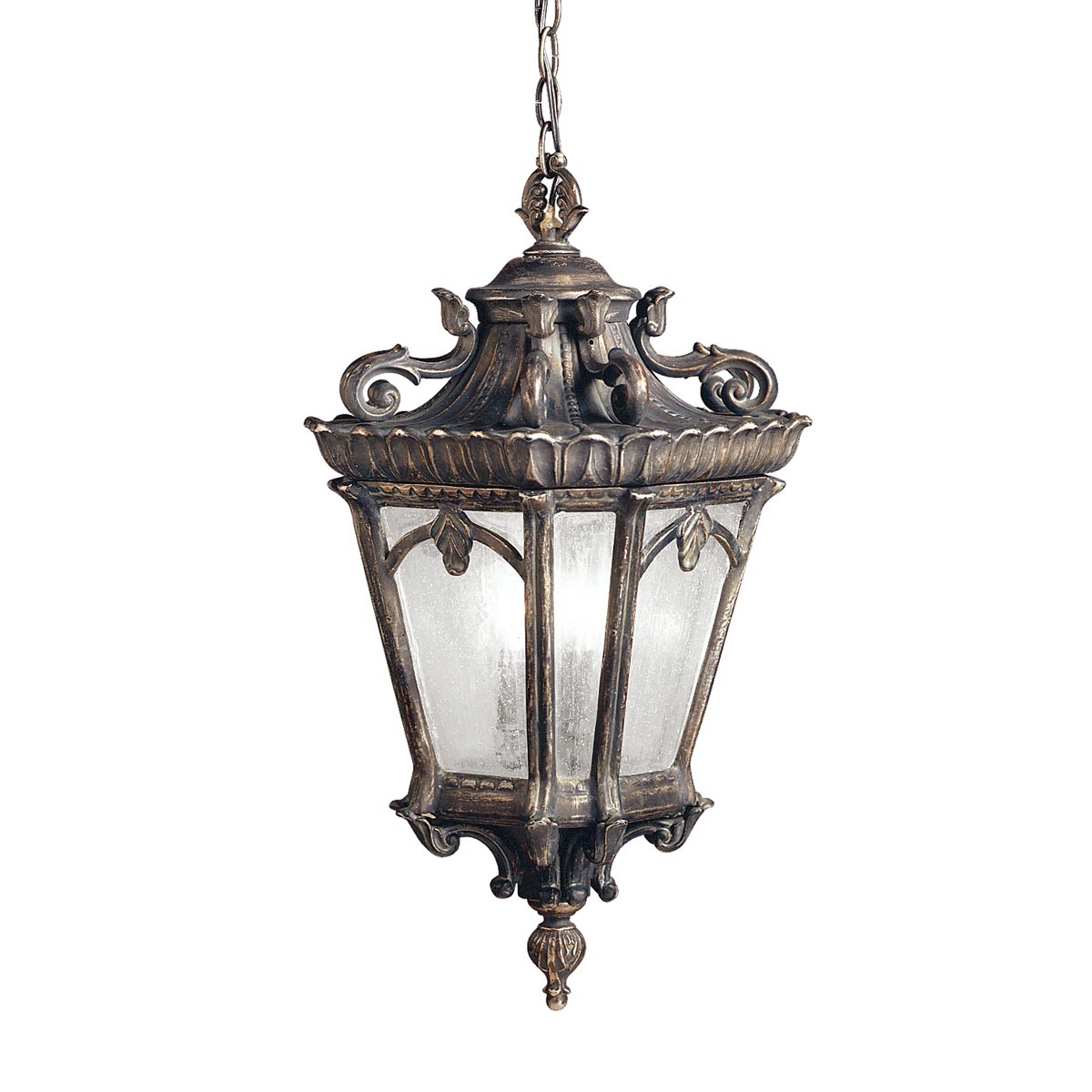 Vue rapprochée du luminaire suspendu avec sa chaîne et ses volutes décoratives