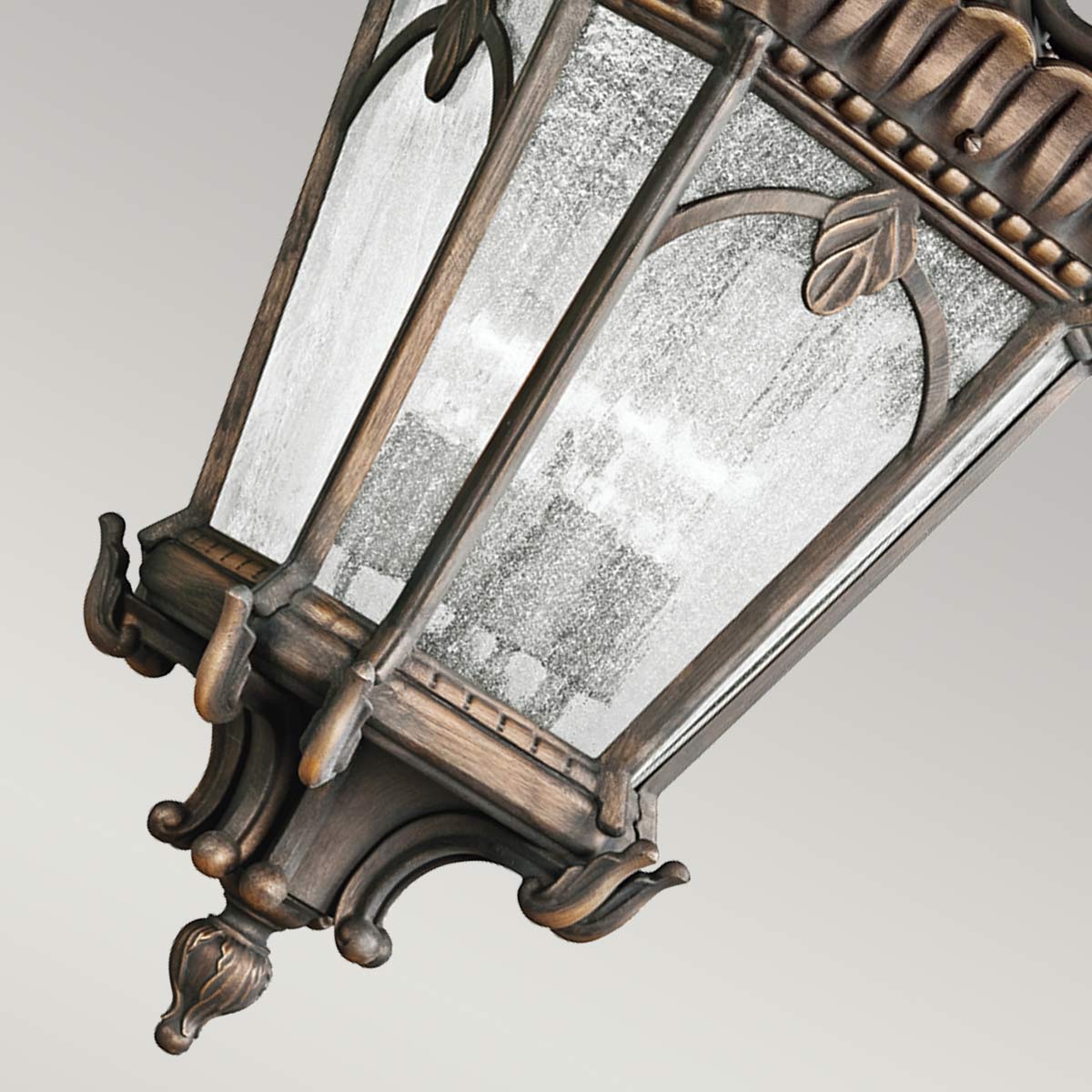 Gros plan sur le verre martelé et les décorations en forme de feuille de la lanterne.