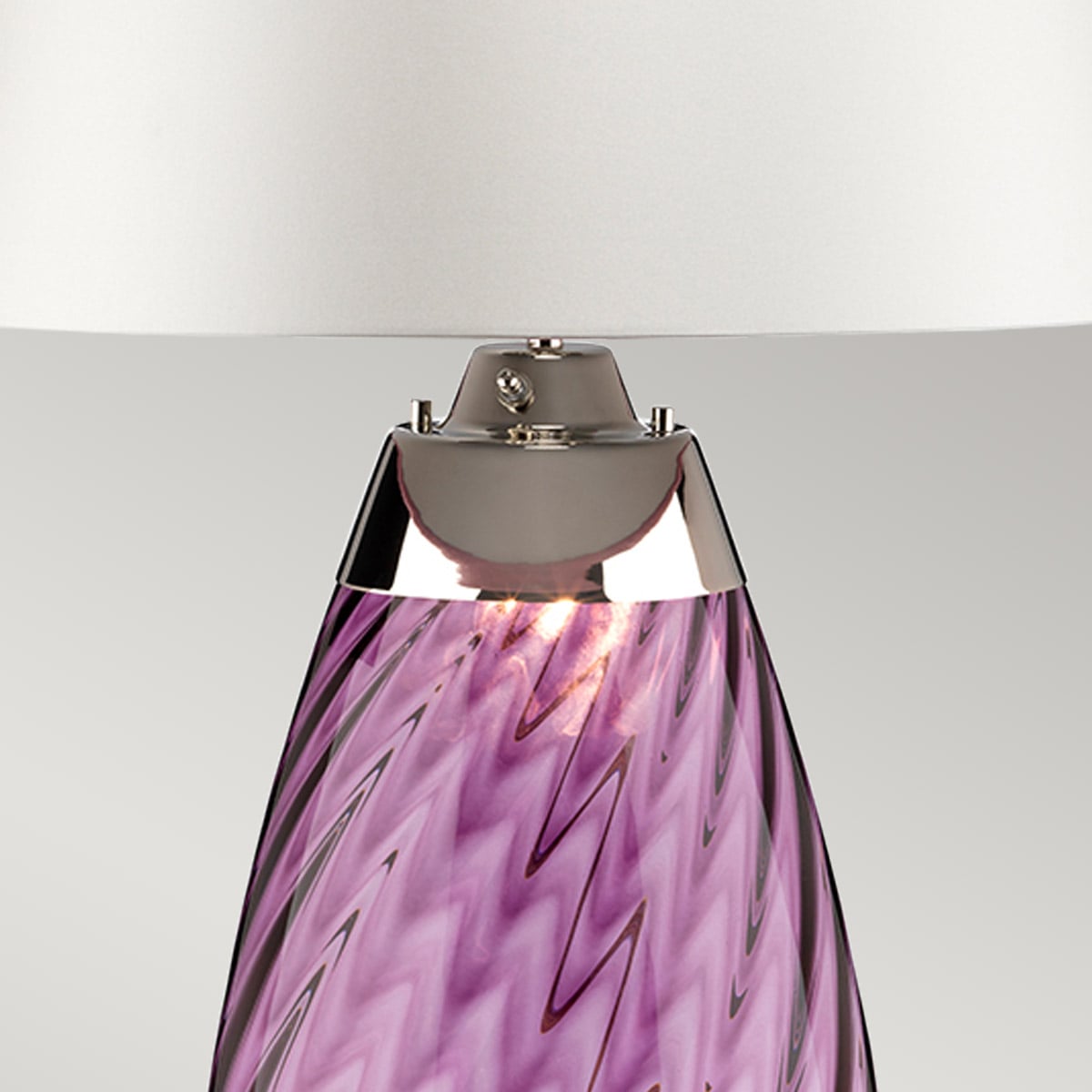 Détail du col métallique poli et du début du verre violet à motif chevron