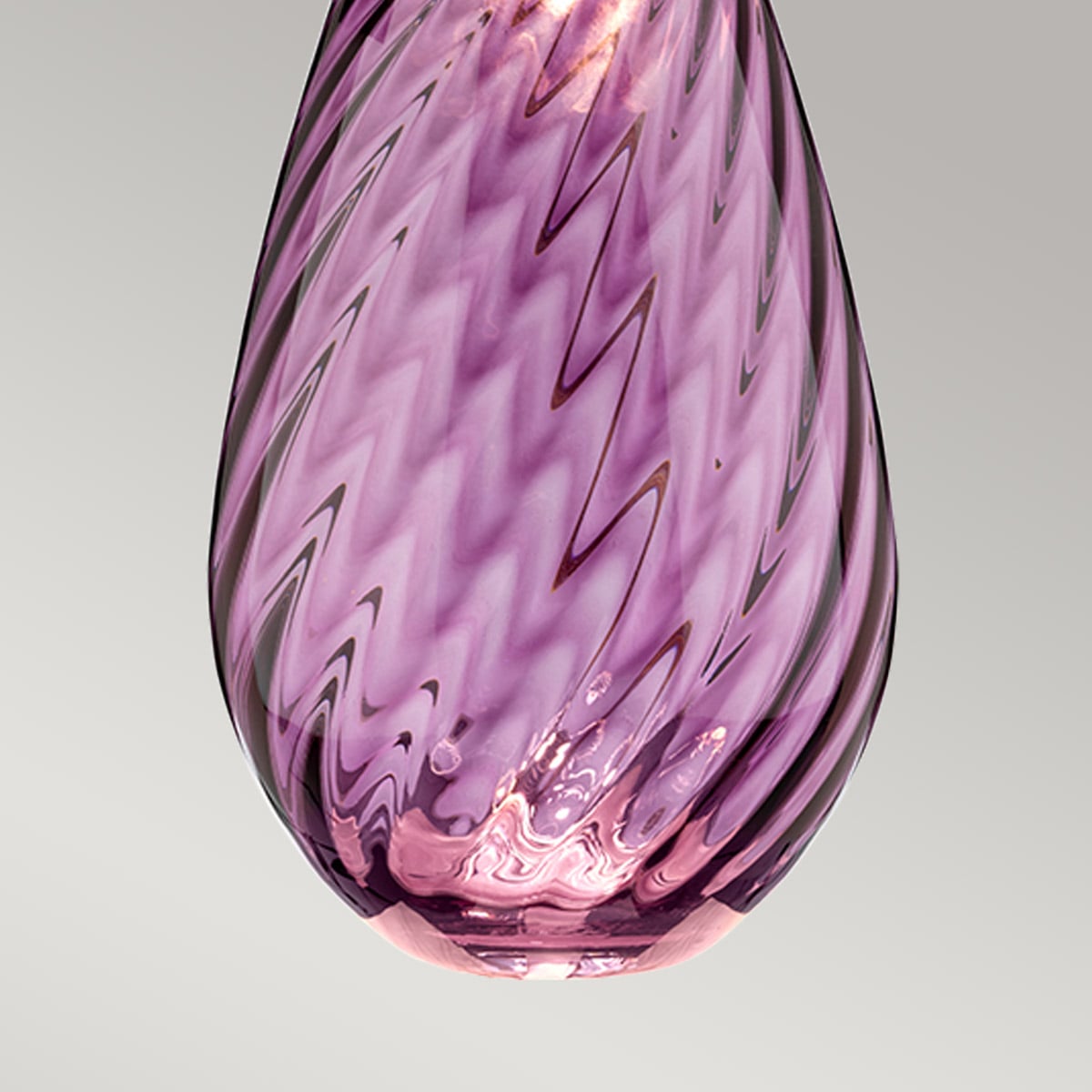 Gros plan sur la partie inférieure du verre violet en forme de goutte