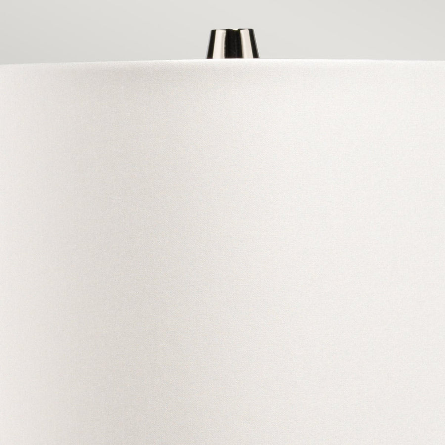 Détail du sommet de l'abat-jour blanc et de son finial chromé