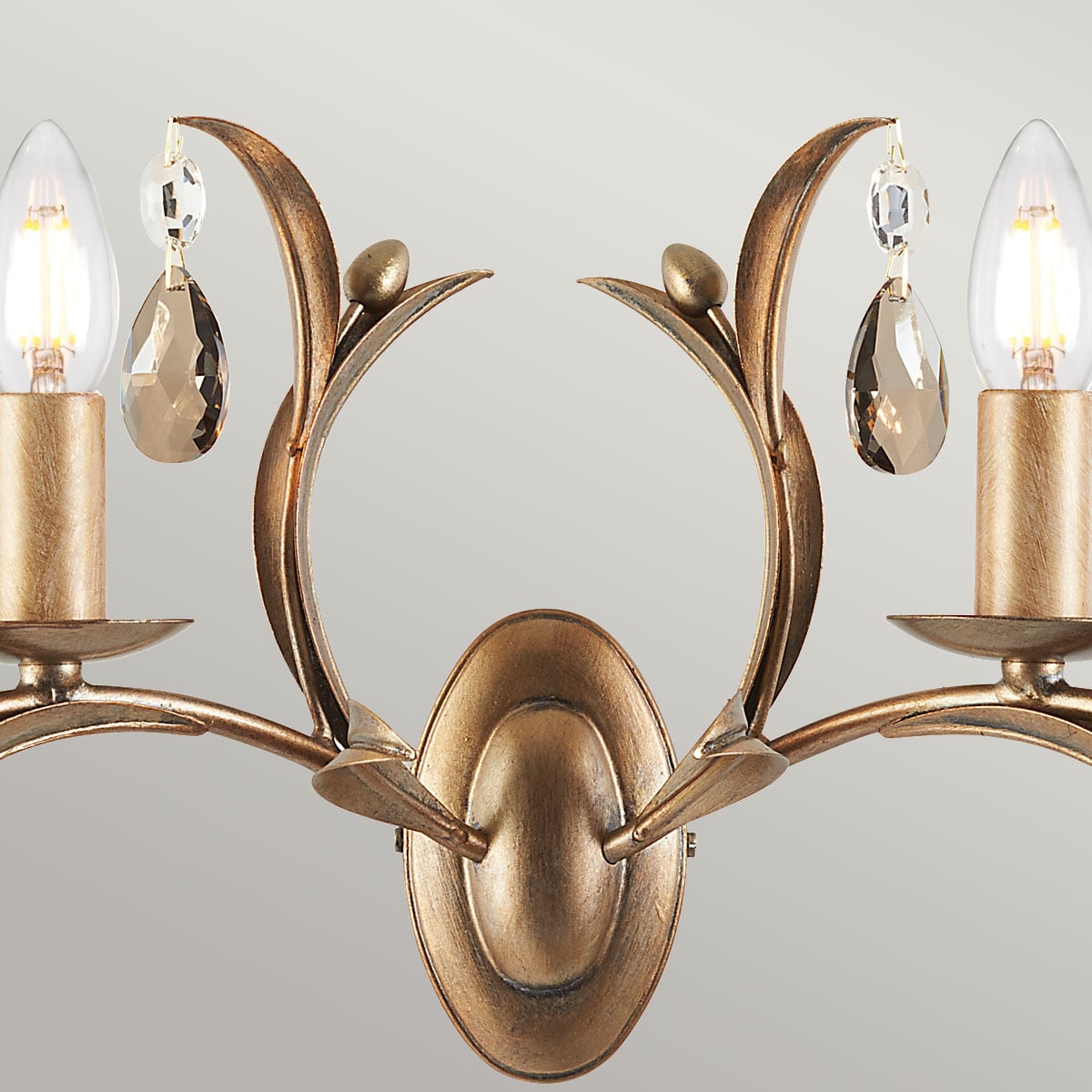 Détail du centre, platine ovale bronze et volutes en forme de feuilles opposées