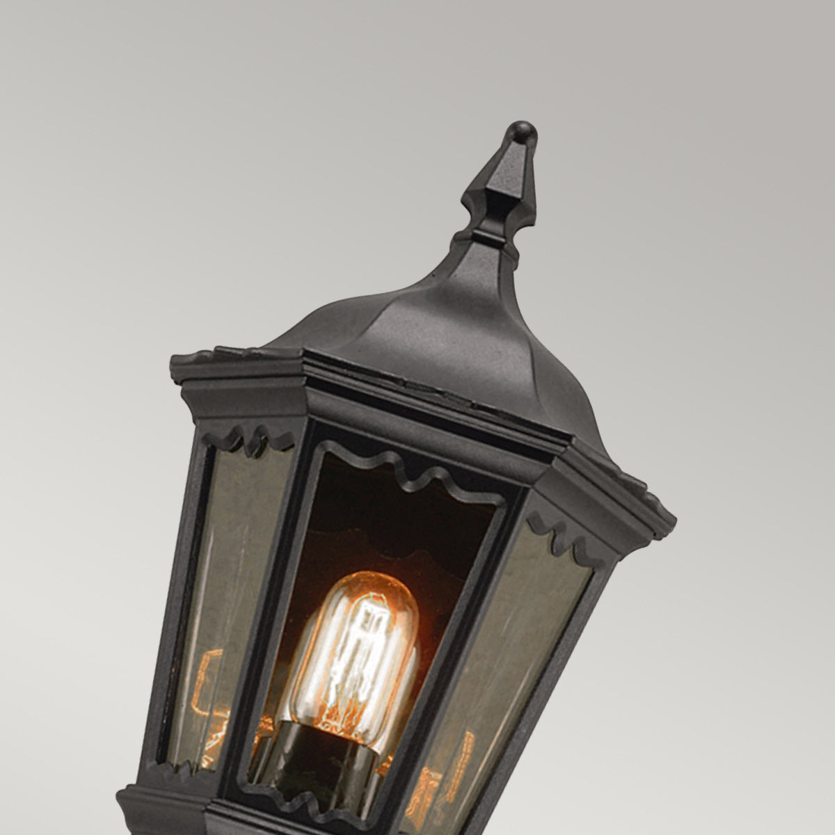 Détail du sommet mouluré et du verre fumé de la lanterne
