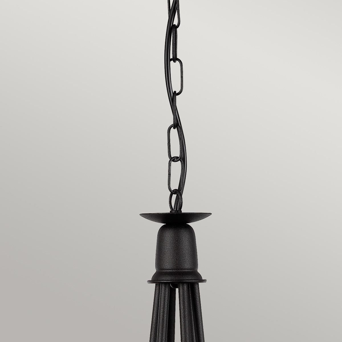 Détail de la chaîne de suspension et du sommet noir mat