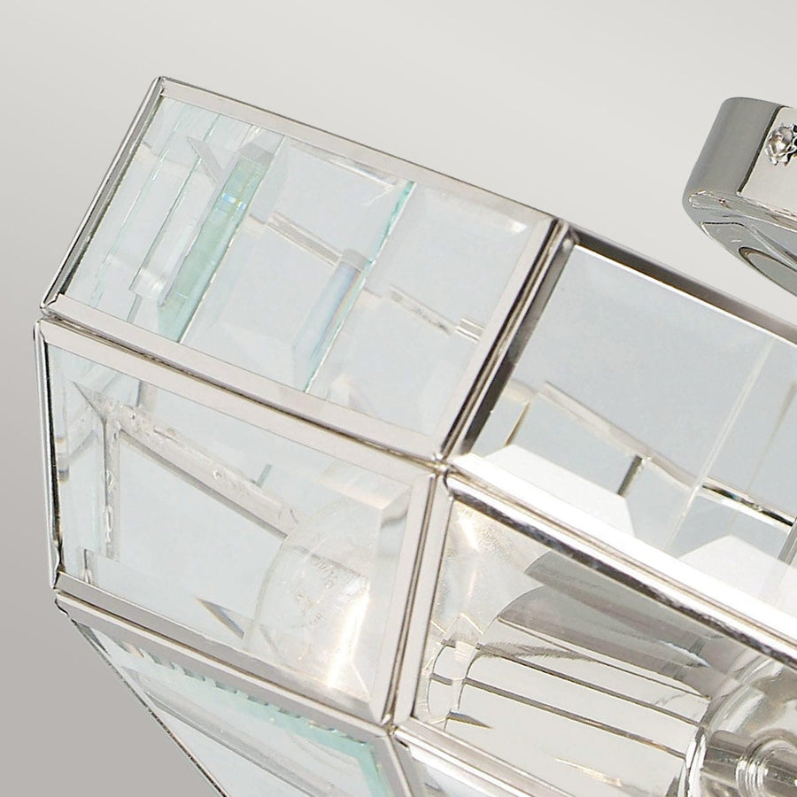 Vue rapprochée d'un angle du verre et de l'intérieur du plafonnier