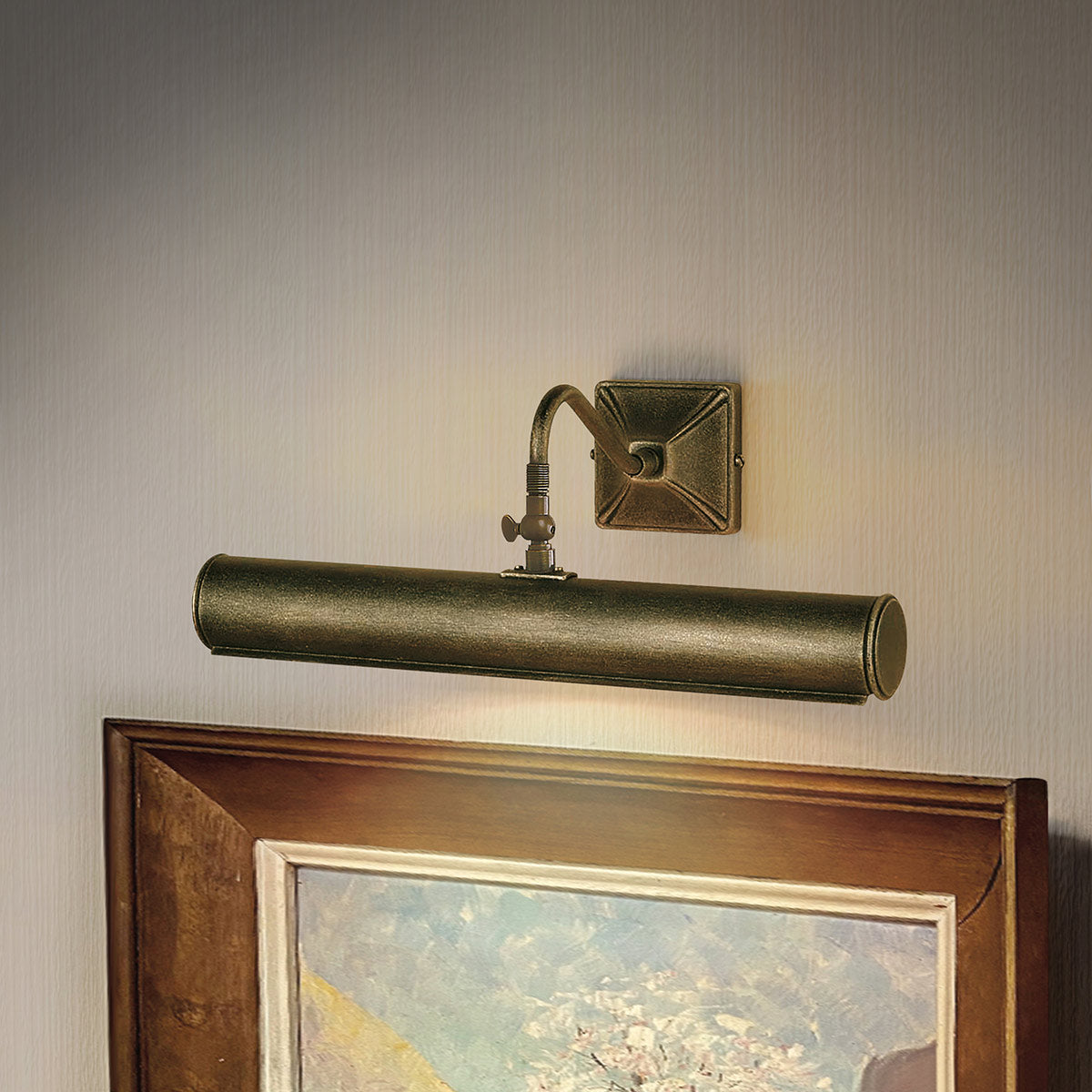 Mise en ambiance au-dessus d'un tableau encadré, lumière dirigée vers la peinture