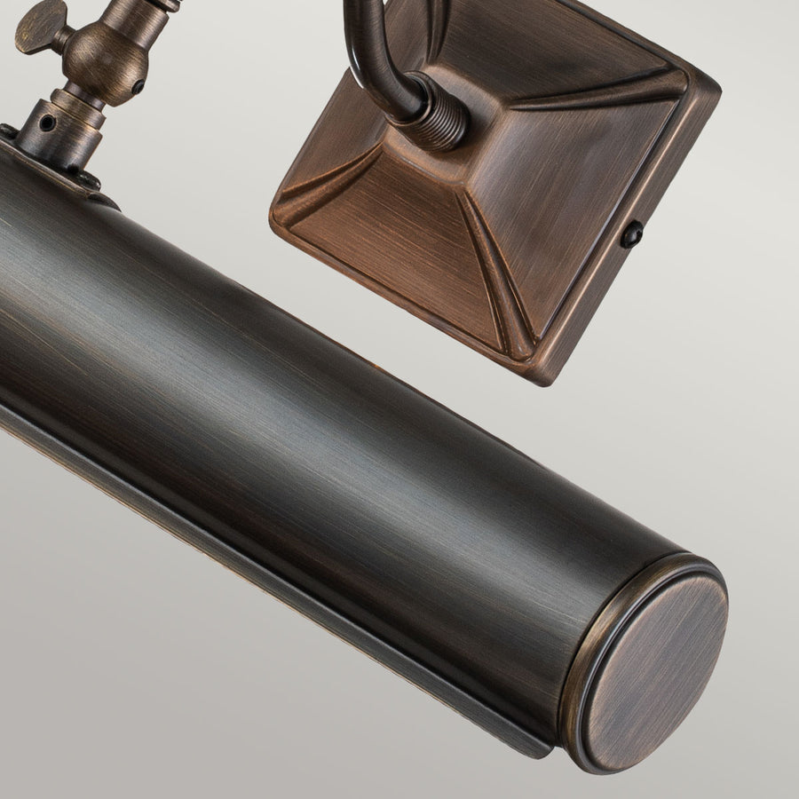 Gros plan sur le tube cylindrique et la finition bronze brossé