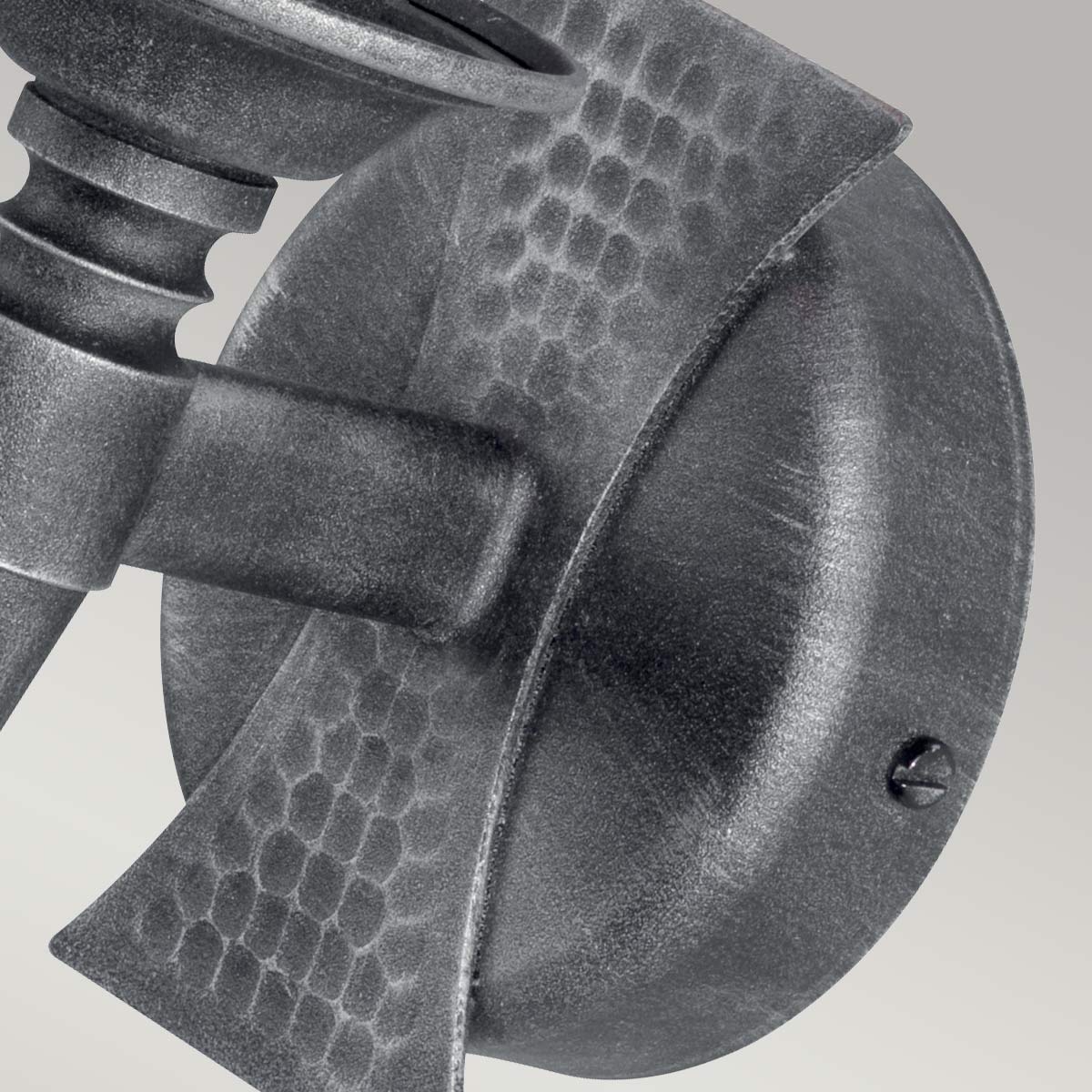 Détail de la finition martelée de la platine et de la vis de fixation