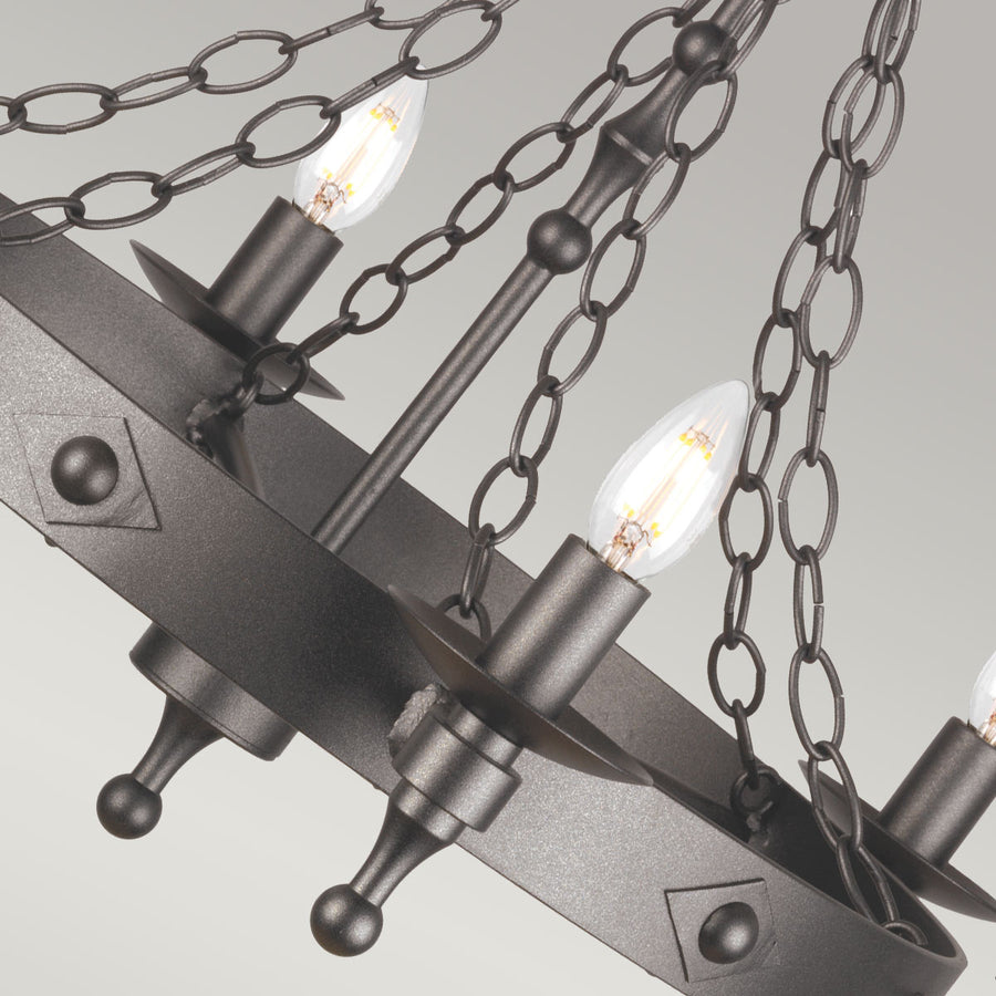 Détail du cercle métallique, des bras bougies et de la finition martelée avec rivets.