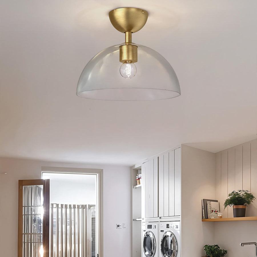 Vue en situation au plafond d'une pièce claire avec colonnes de rangement blanches