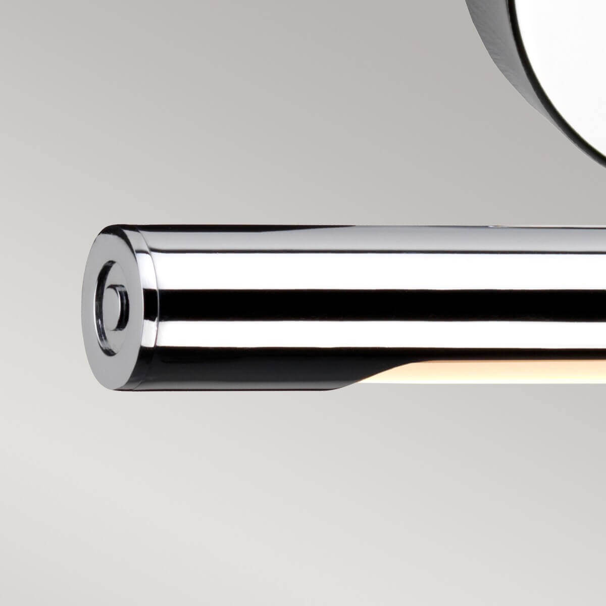 Extrémité du tube chromé avec diffuseur allumé émettant une lumière chaude