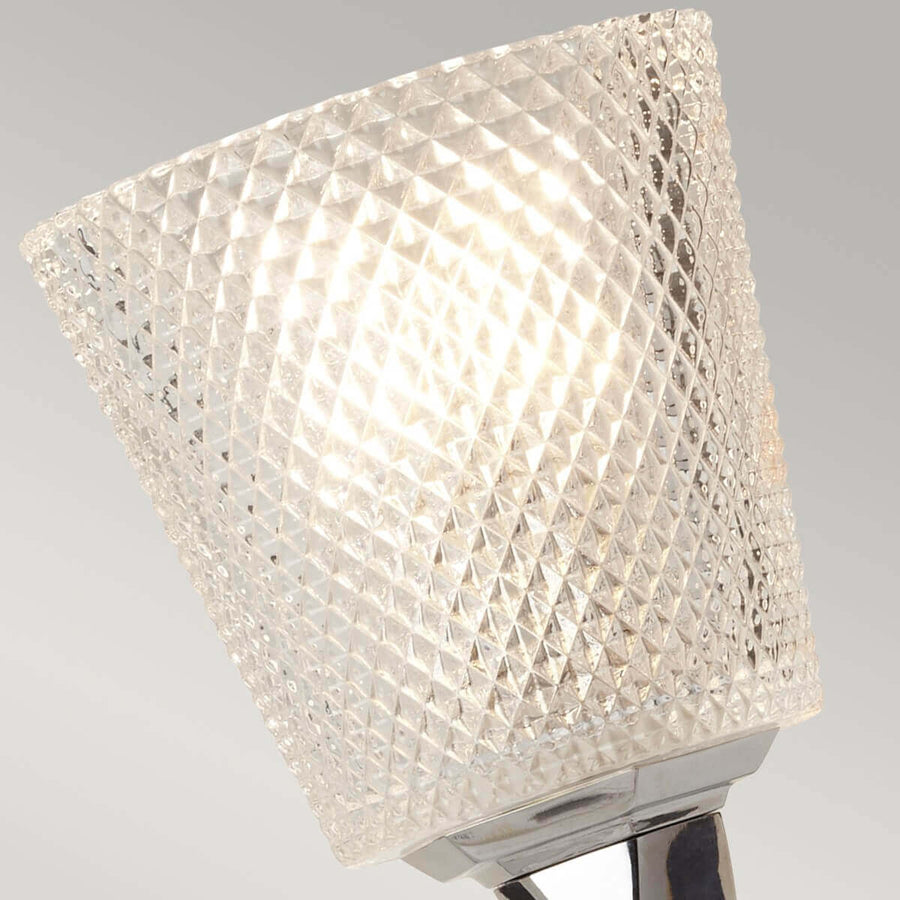 Gros plan sur le verre texturé en losanges diffusant une lumière chaude