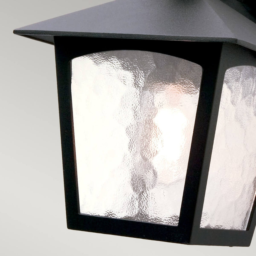 Détail du verre texturé laissant apparaître l'ampoule allumée à l'intérieur