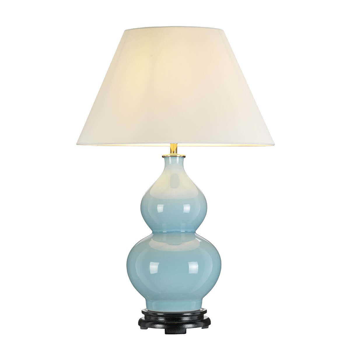 Lampe à poser vue de face, base céramique bleu pâle et abat-jour conique blanc