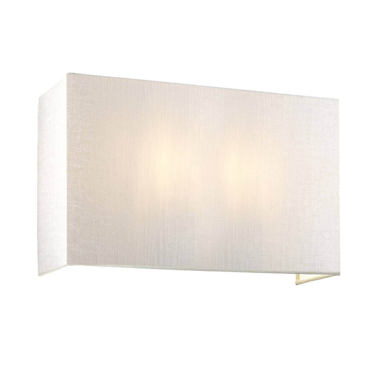Applique murale rectangulaire en tissu crème allumée, vue de face sur fond blanc