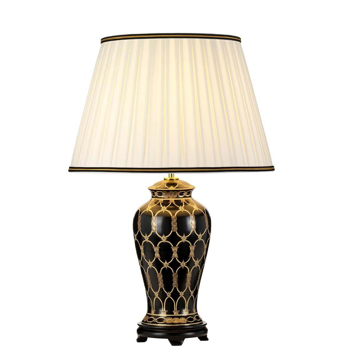 Lampe à poser de face avec abat-jour plissé crème et base en céramique noire dorée