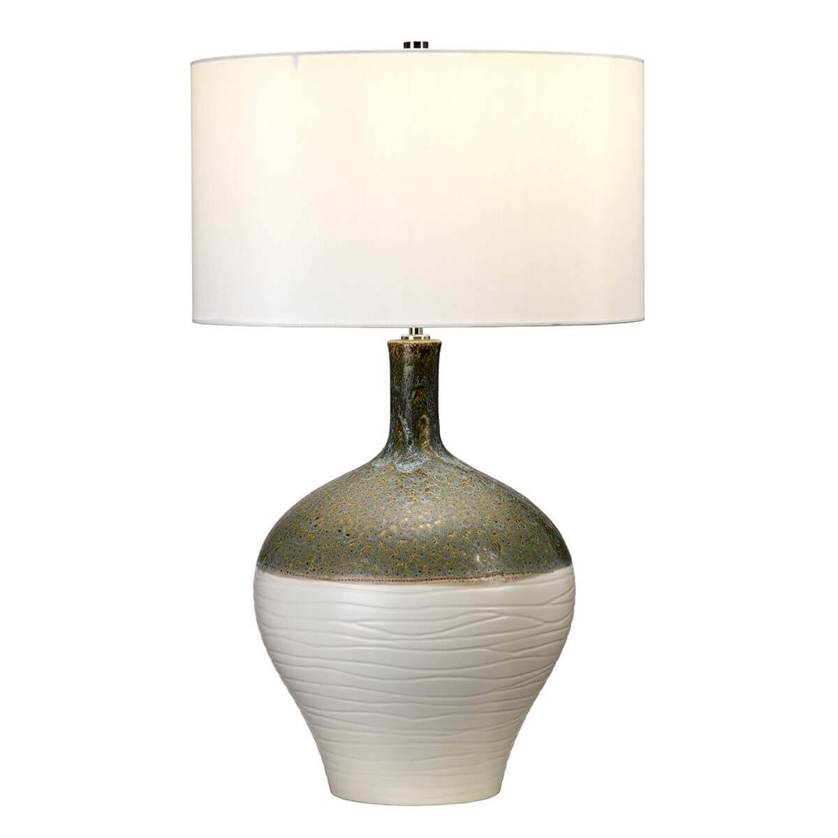 Lampe à poser de face, abat-jour blanc et base céramique verte émaillée