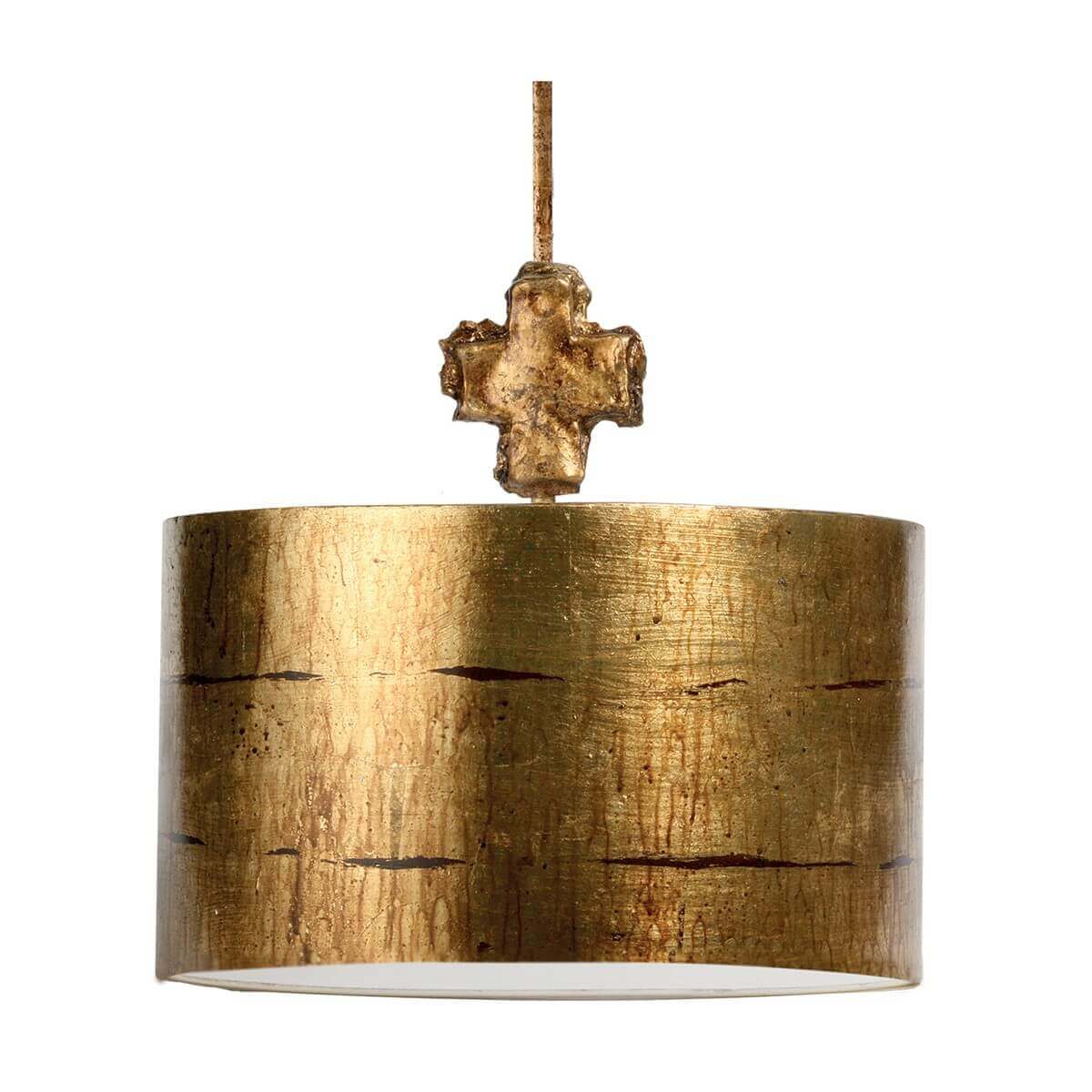 Suspension complète avec abat-jour cylindrique doré vieilli et croix décorative au sommet.