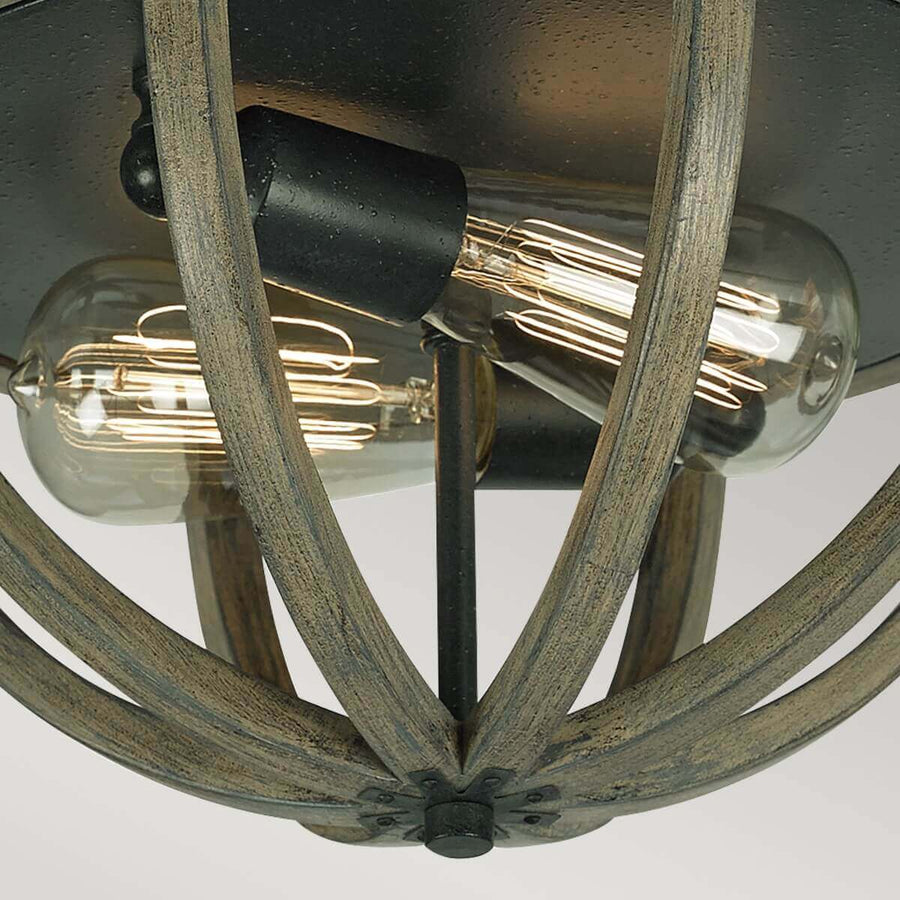 Gros plan sur l'ampoule Edison et la finition bois grisé du luminaire