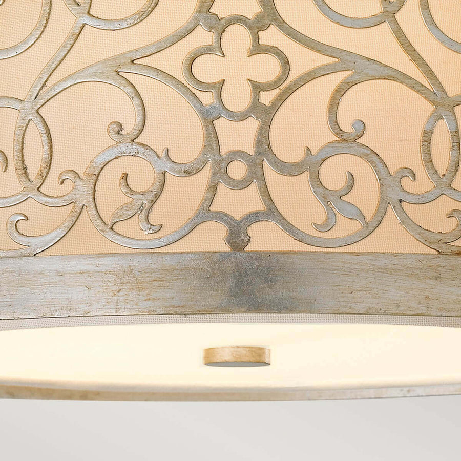 Détail du motif central ajouré et du cabochon sous le diffuseur du plafonnier.