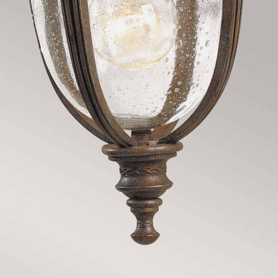 Détail de la pointe ouvragée et du bas du verre de l'applique extérieure.