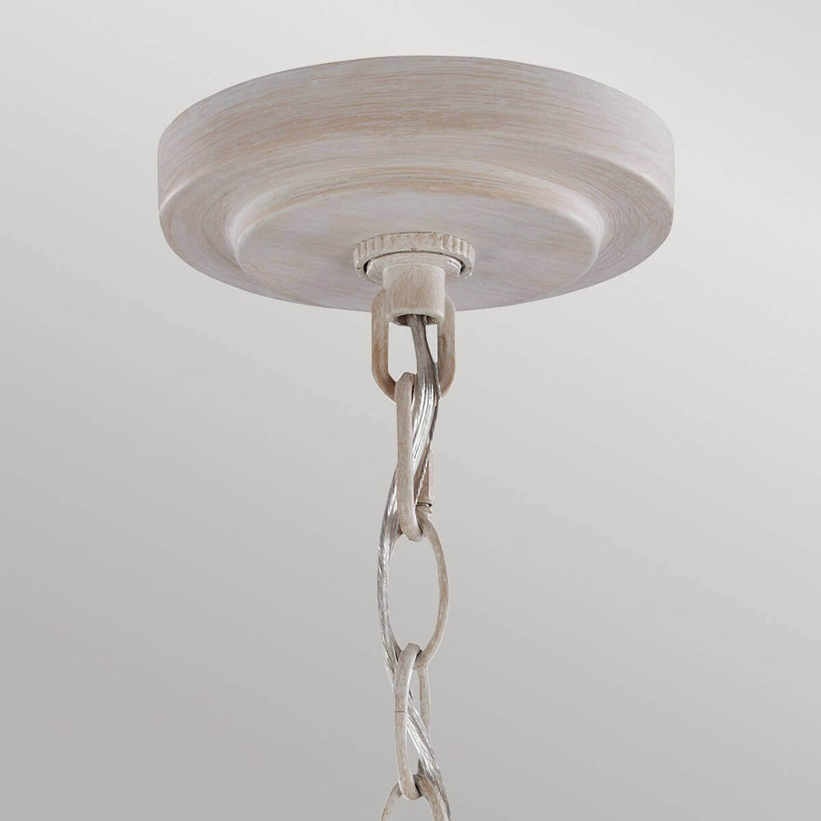 Détail du pavillon de plafond blanc vieilli avec chaîne métallique et câble électrique.