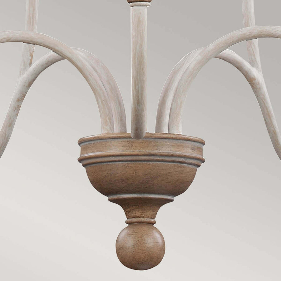 Vue rapprochée du bas du lustre avec coupelle en bois et boule de finition.