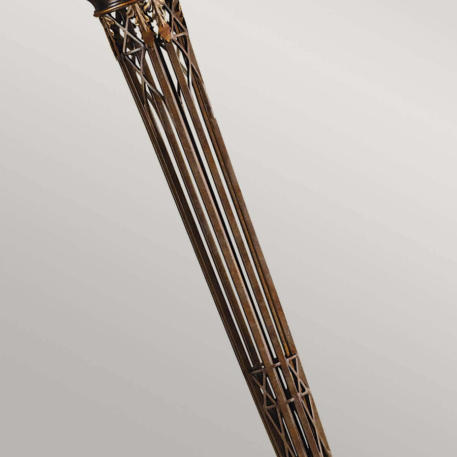 Détail en plongée du fût cannelé et de ses croisillons décoratifs dorés.
