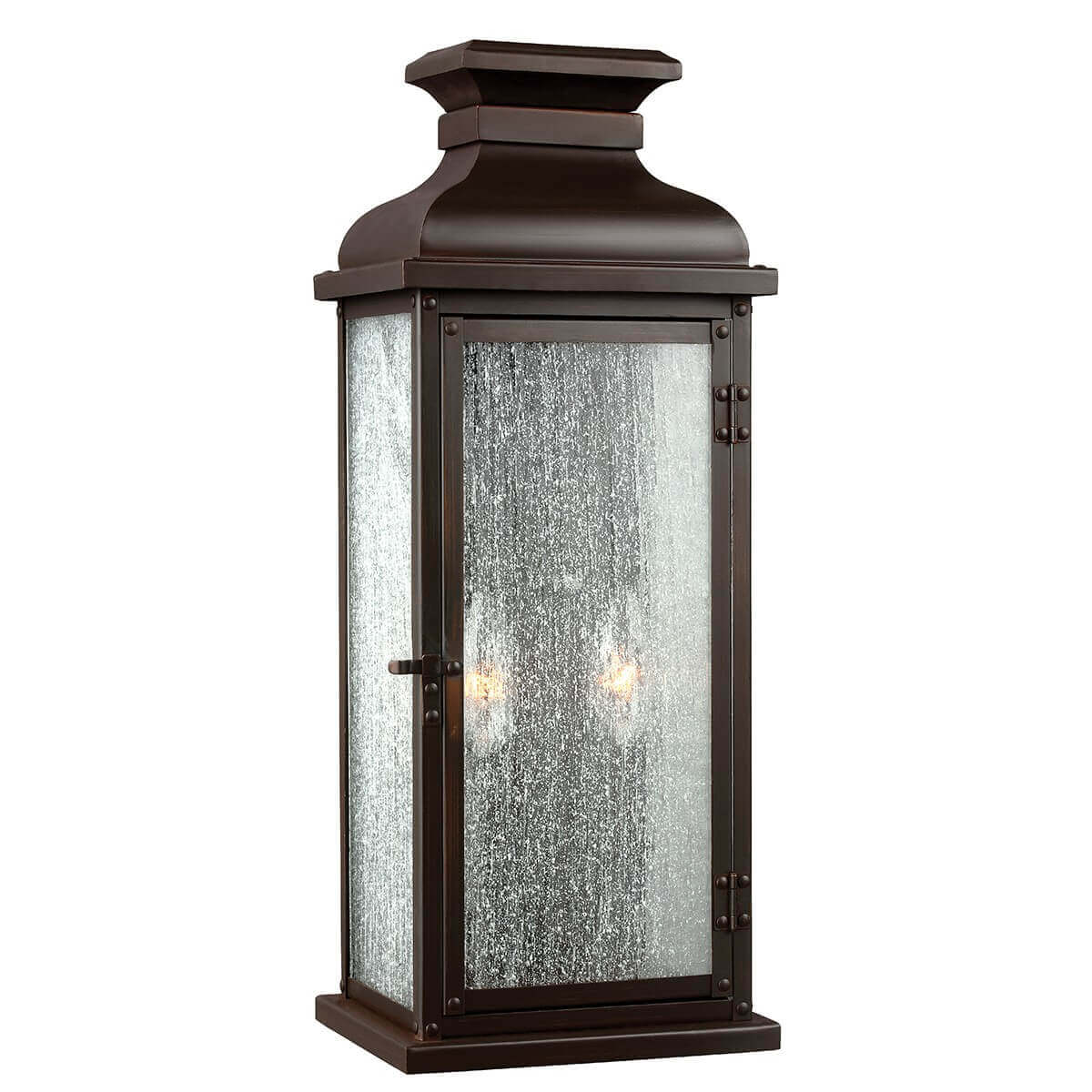 Vue de face du luminaire en applique, cadre cuivré et verre strié allumé