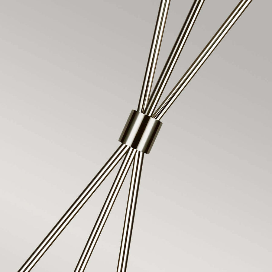 Détail du nœud central en nickel poli réunissant les trois tiges métalliques
