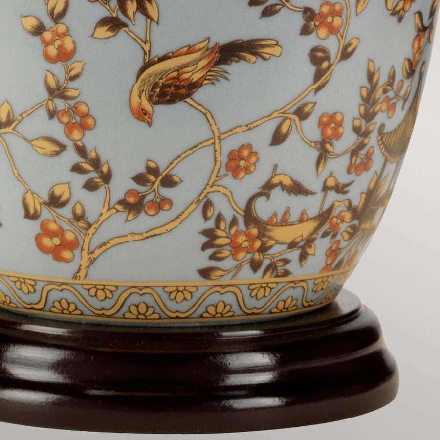 Détail de la panse ornée d'oiseaux et du socle en bois foncé