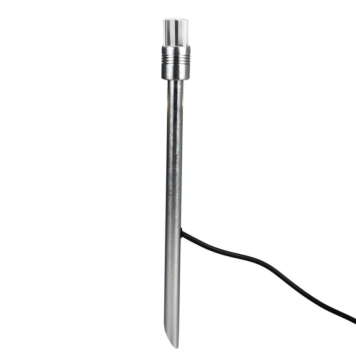 Lampadaire extérieur en aluminium vu de profil, piquet effilé et câble noir sur fond blanc