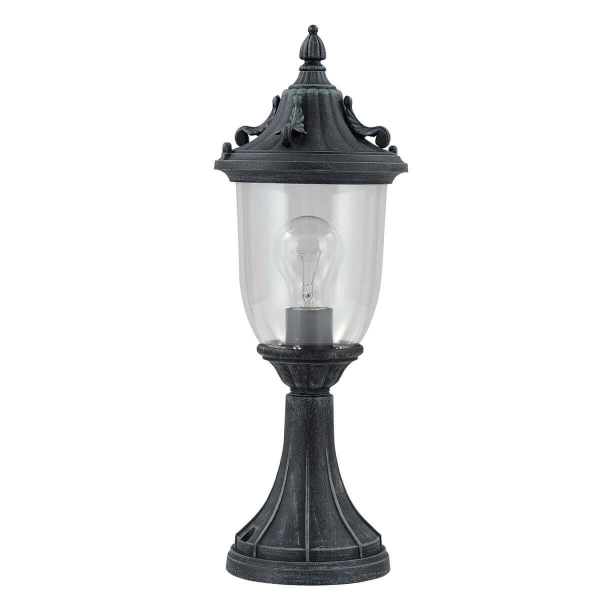 Lampadaire extérieur vert patiné à verre transparent, éteint, vue de face sur fond clair