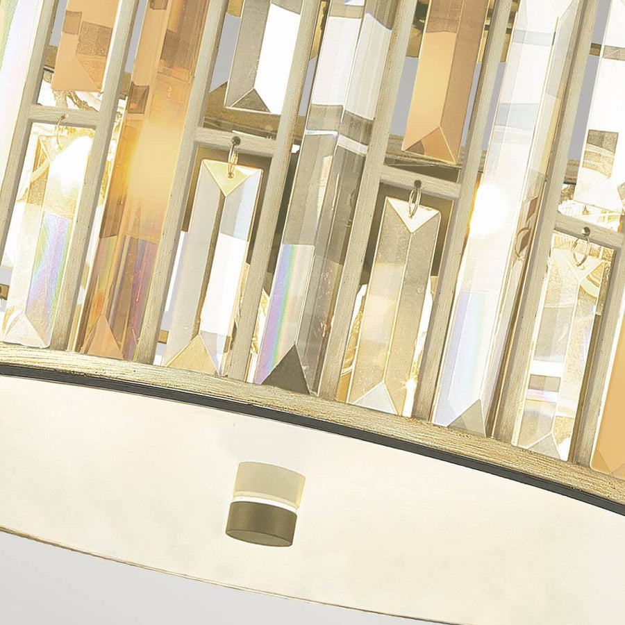 Détail du bas du plafonnier avec diffuseur blanc et fixation centrale apparente.
