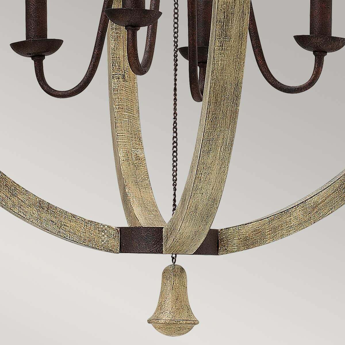 Détail du bas de la sphère en bois et de sa pendeloque claire