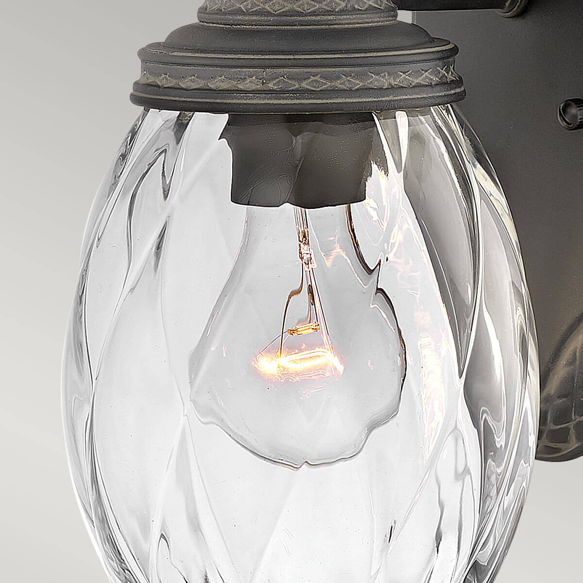 Détail du verre torsadé et de la bague qui maintient la douille.