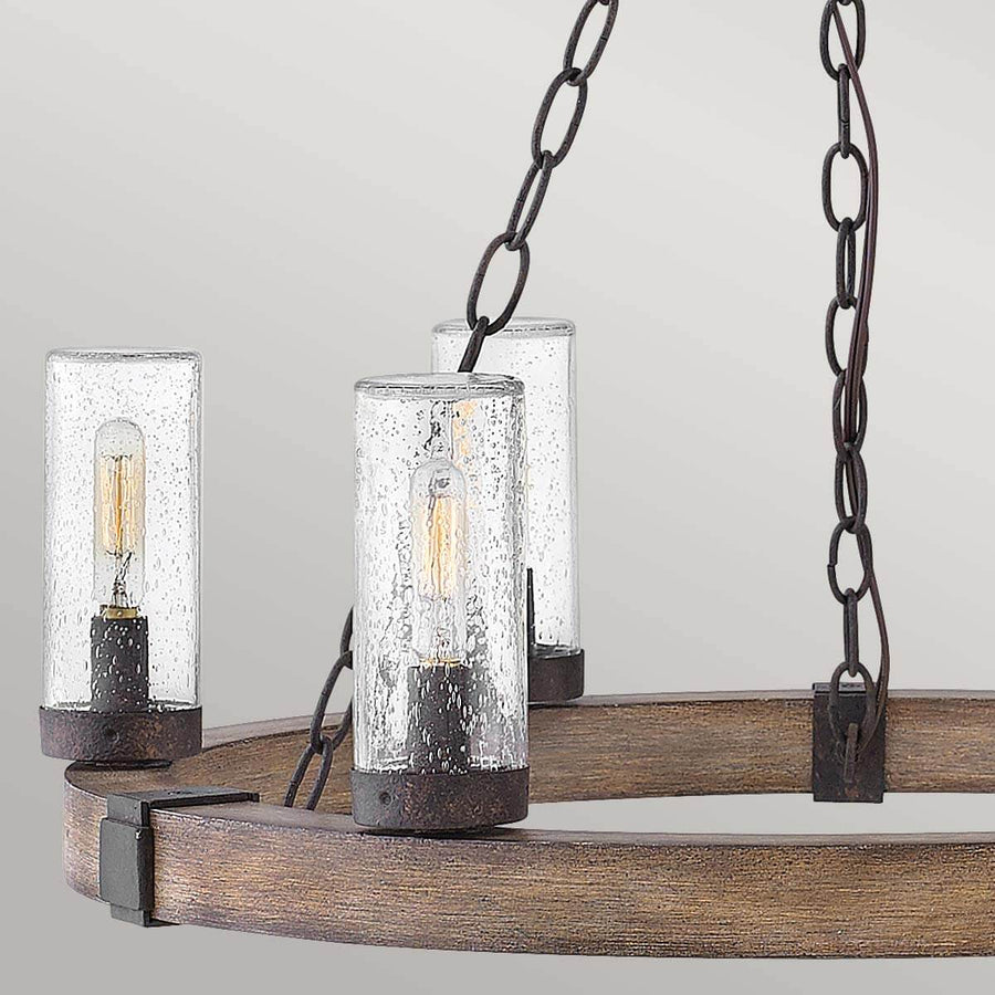 Gros plan sur les diffuseurs en verre moucheté et les ampoules visibles à l'intérieur.