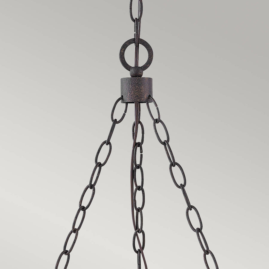 Détail du moyeu central et des chaînes de suspension en métal brut.