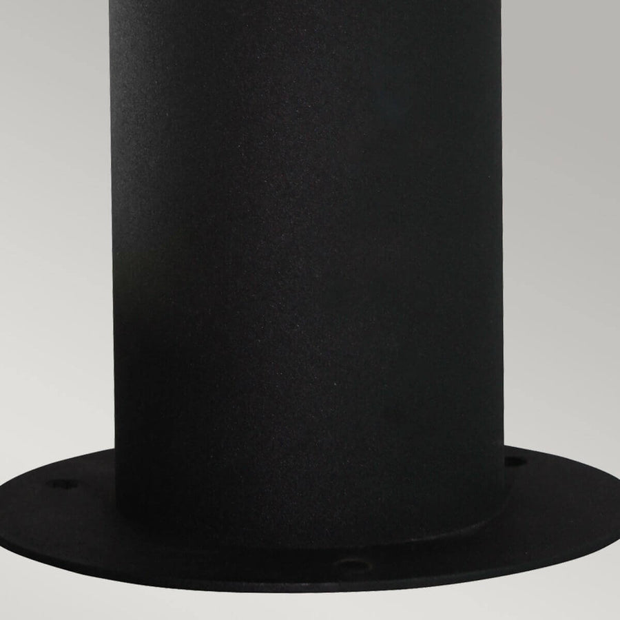Détail de la base cylindrique noire et platine circulaire percée pour fixation au sol