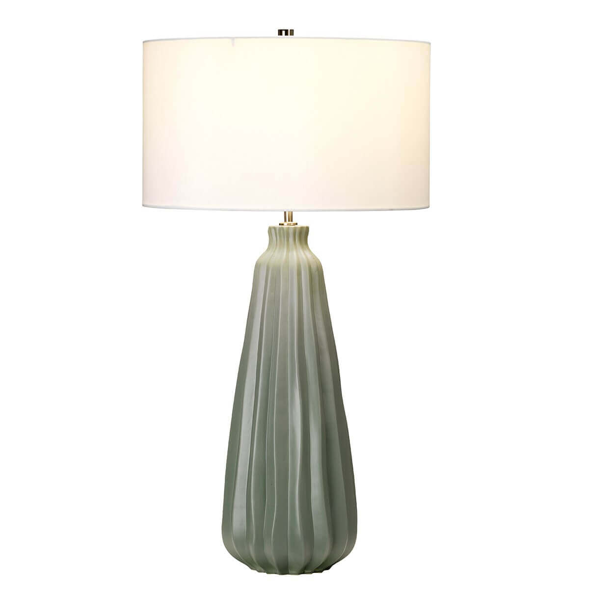 Lampe à poser de face, base céramique verte cannelée et abat-jour blanc.