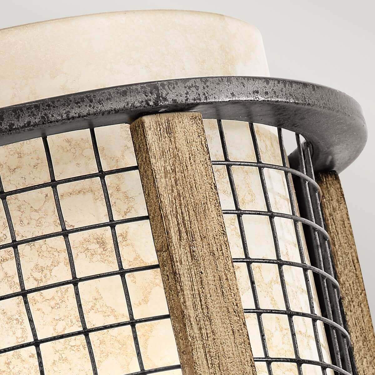 Détail du haut : anneau métallique texturé, latte bois et verre moucheté sous grille.
