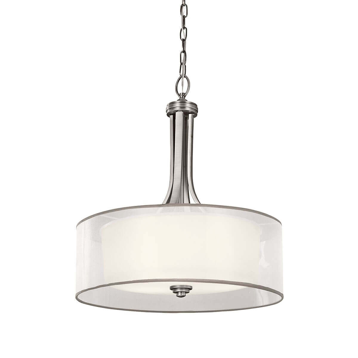 Suspension complète sur fond blanc, chaîne et tige métalliques avec abat-jour tambour blanc.
