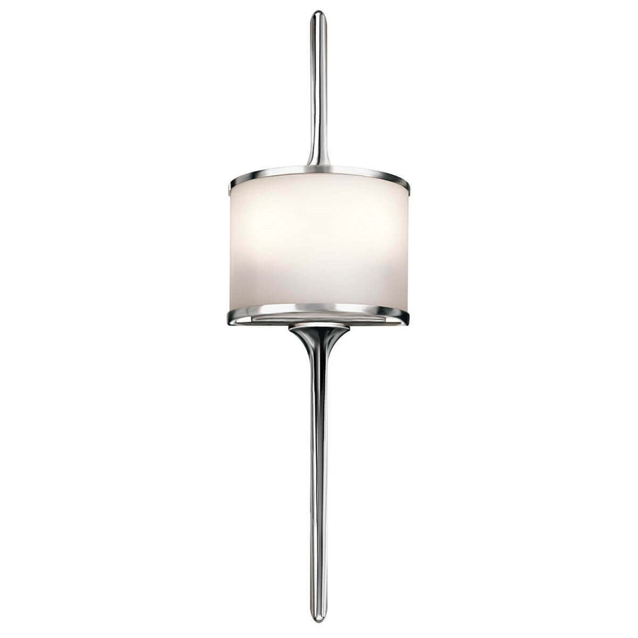 Vue de face du luminaire sur fond blanc, tige chromée et abat-jour cylindrique