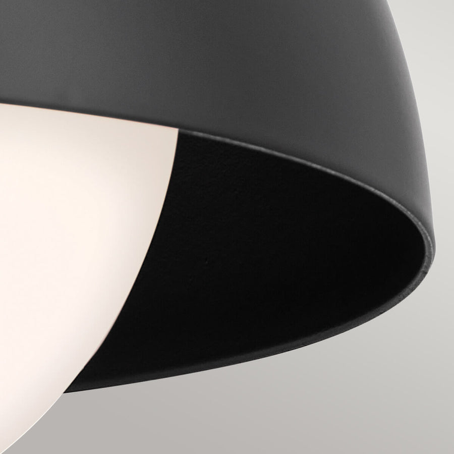 Détail de l'abat-jour noir et du verre blanc dépoli, gros plan sur la finition.