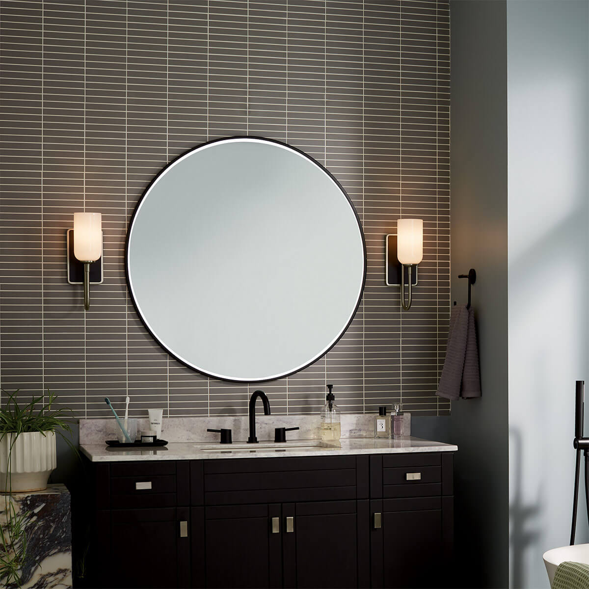 Mise en ambiance dans une salle de bain, applique allumée de part et d'autre du miroir.
