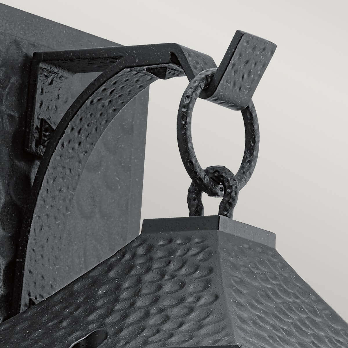 Détail du support mural et de l'anneau métallique martelé