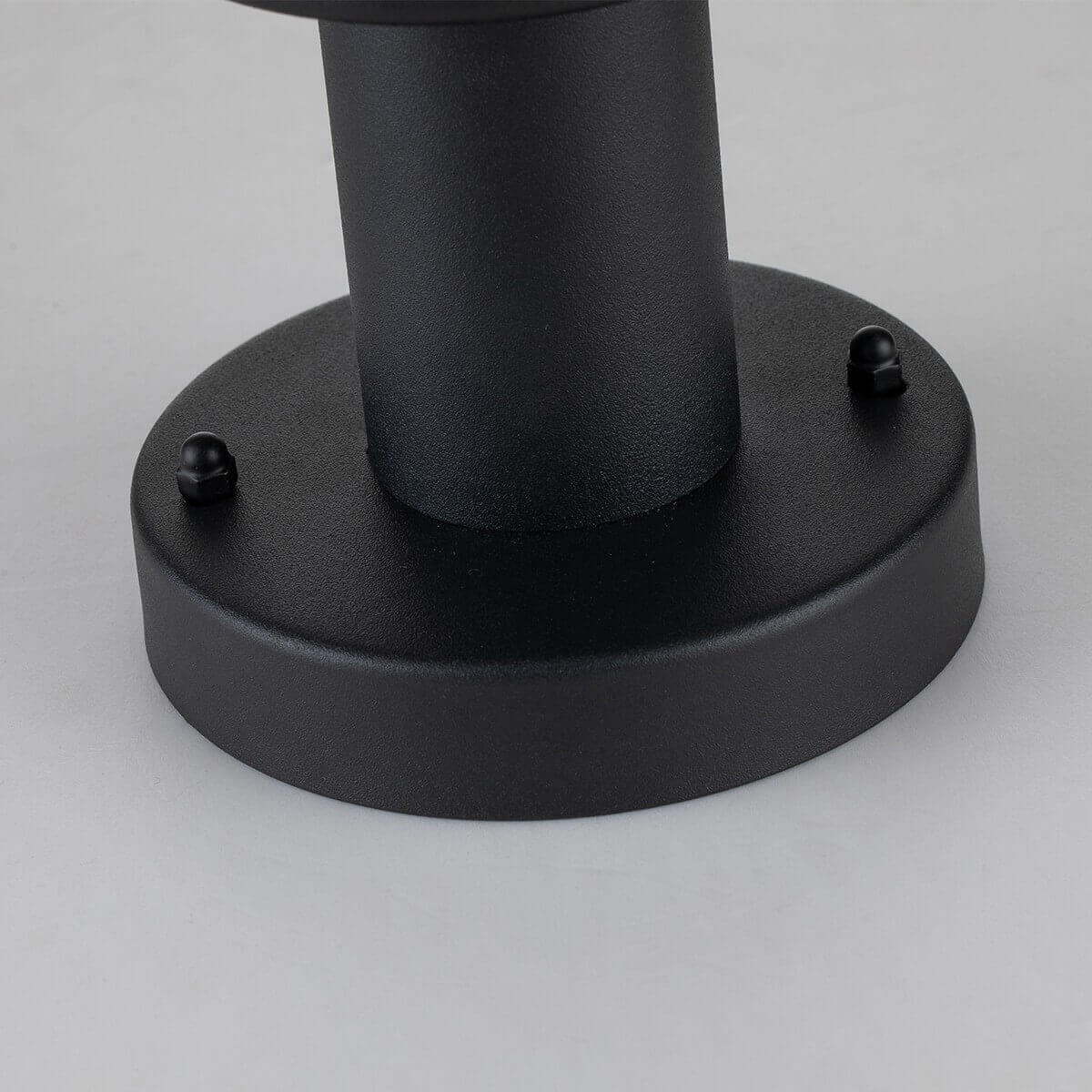 Détail de la base ronde noire et de ses vis de fixation