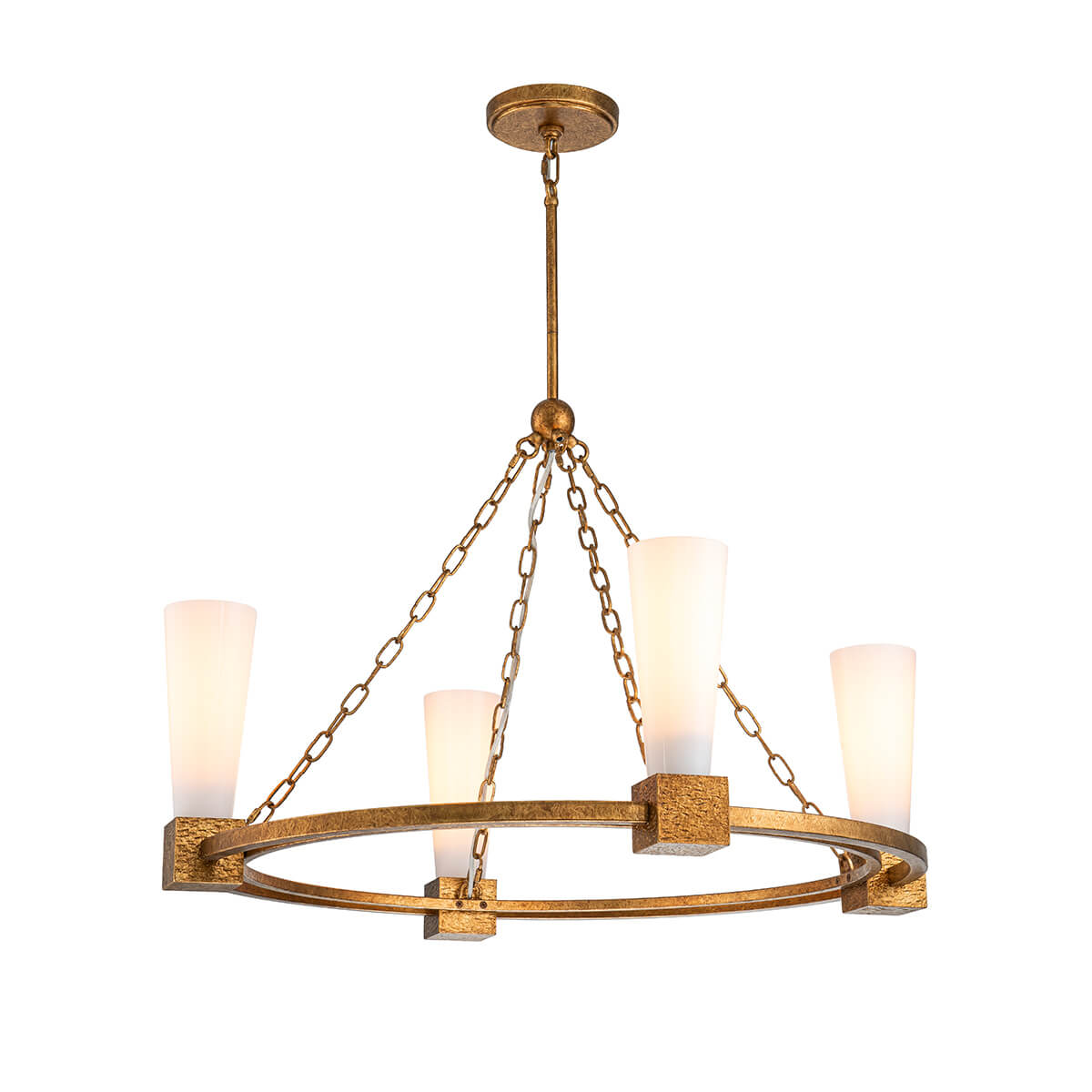 Lustre doré à quatre lumières vu de face avec abat-jours coniques opale