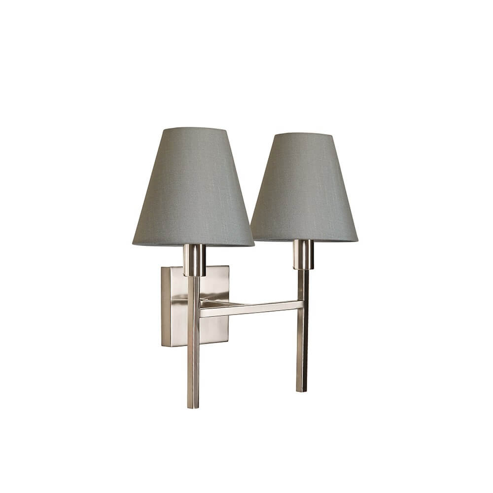Applique murale double en nickel satiné avec deux abat-jours coniques gris, vue de face