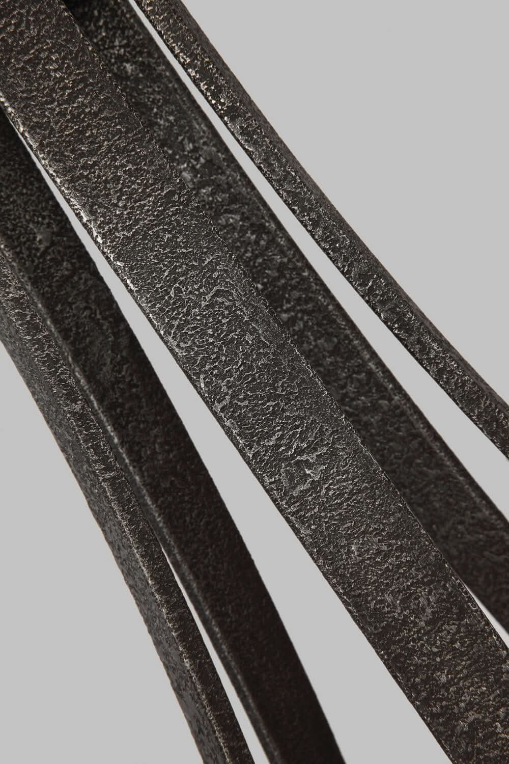 Macro des bandes métalliques martelées montrant la texture brute de la surface